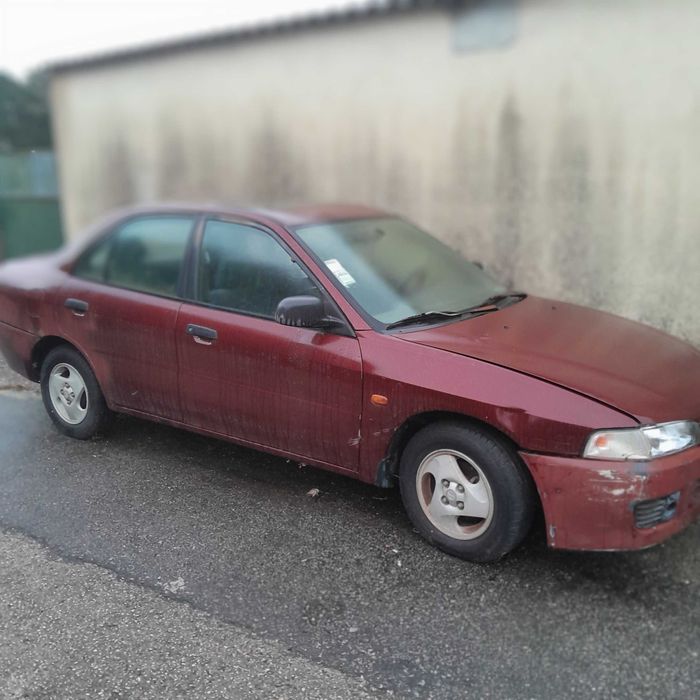 Mitsubitchi Lancer de 1996. Para restauro ou peças. A trabalhar
