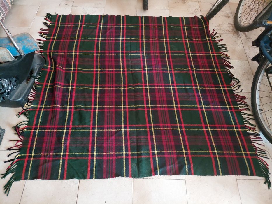 Cobertura antiga em bom estado geral 5€