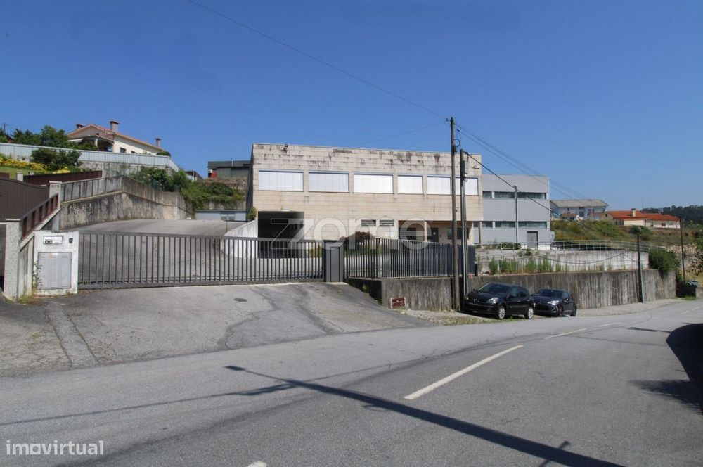 Pavilhão Comercial com + 2.000 m² – Fafe