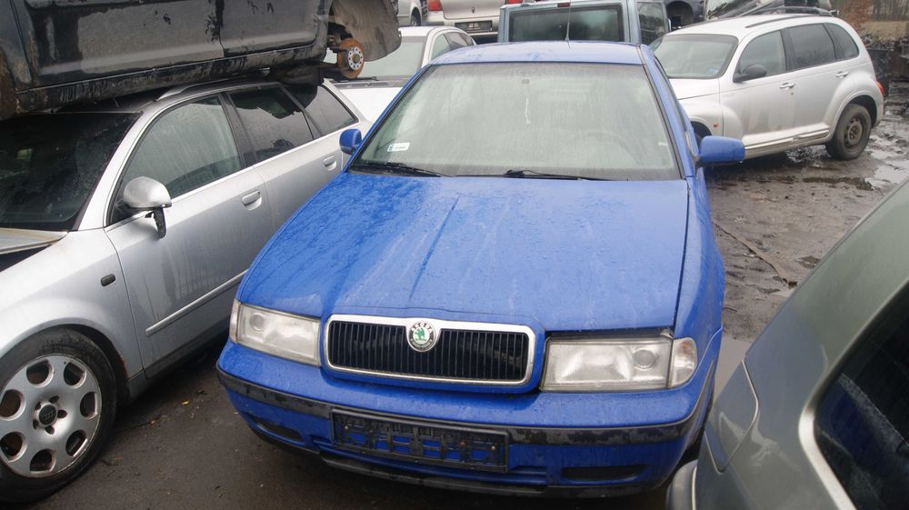Skoda Octavia Sedan  2000 Lakier(4590) na części maska zderzak drzwi
