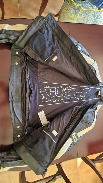 Komplet ubrania na motocykl: kurtka, spodnie, buty, kask
