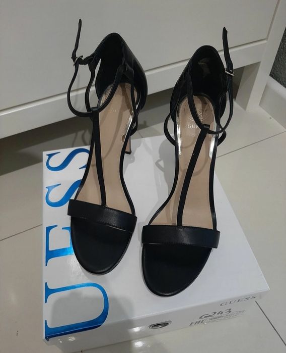 Sandały skórzane Guess