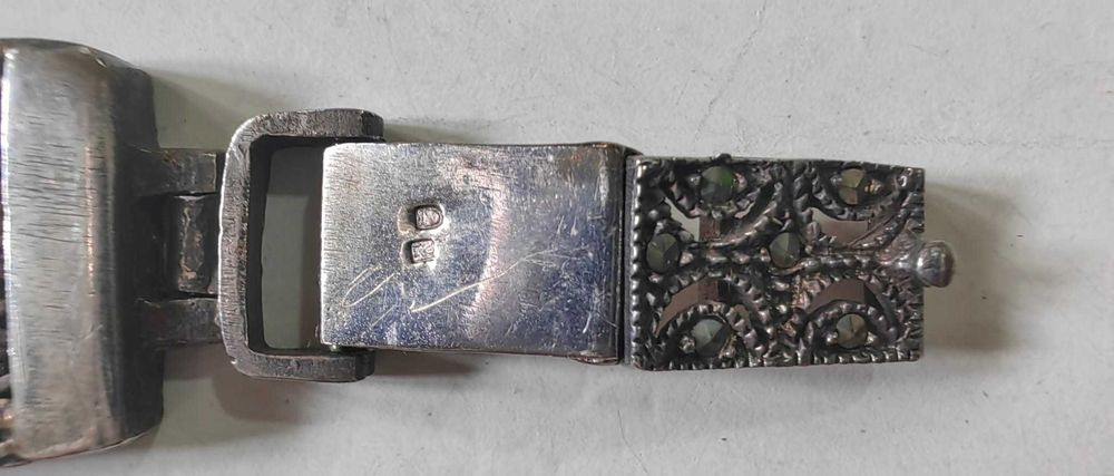 Relógio de Senhora em prata 925 e pedras encrustadas.