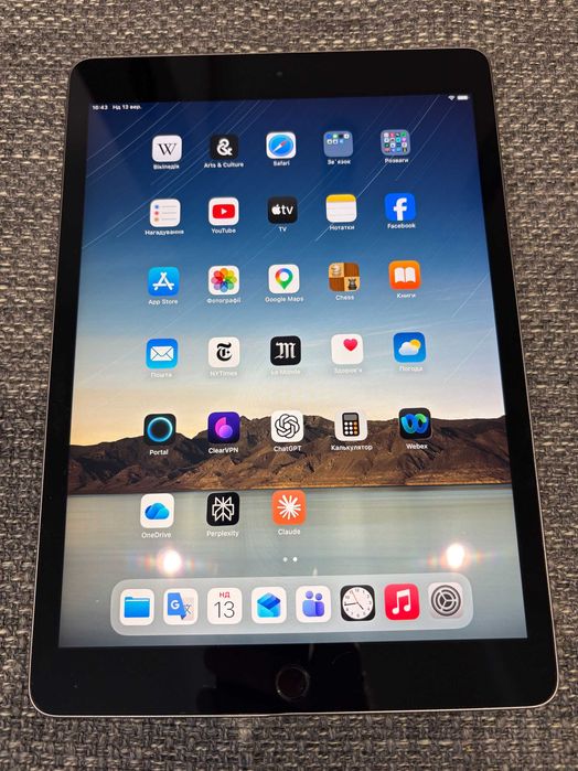 Продам iPad (7th Generation) 128 GB з Magic Keyboard