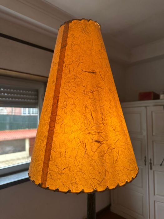 Candeeiro de pe em ferro vintage - luz ambiente