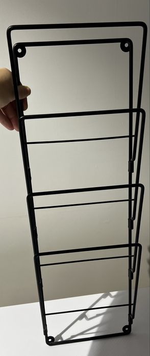 Metalowy gazetnik naścienny czarny