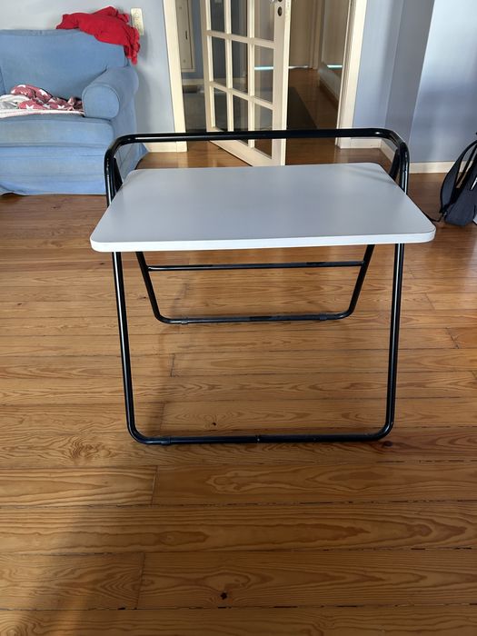 Mesa branca desdobrável