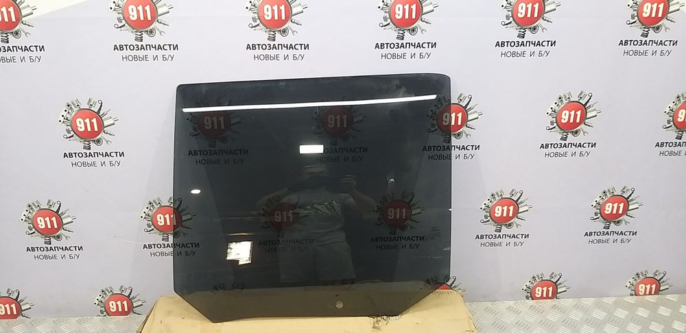 Скло задніх лівих дверей на Ford Explorer 2016+