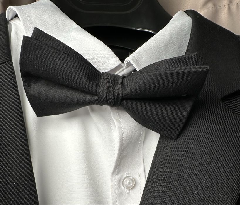Чорна однотонна краватка-метелик класичної форми
