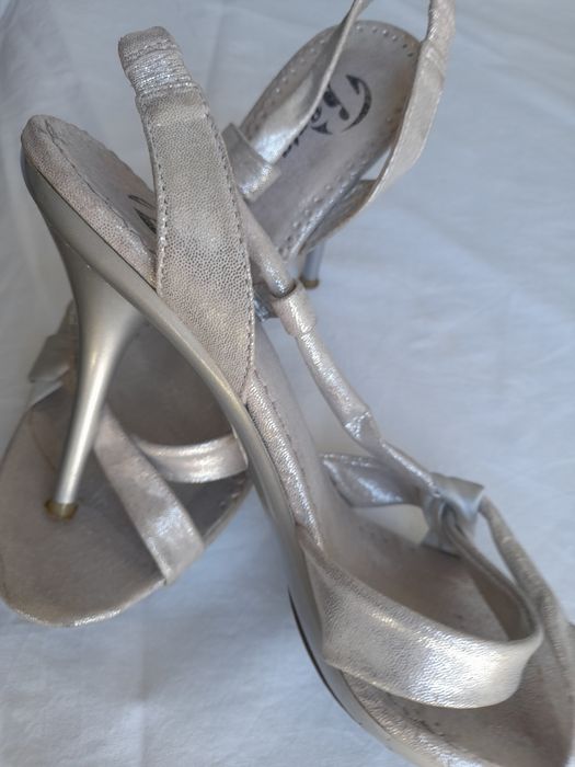 Sandália prateada em bom estado