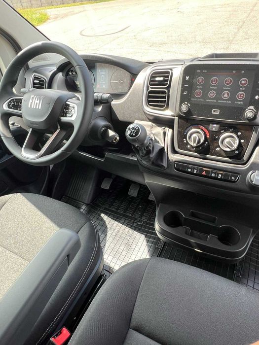 Wynajem FIAT DUCATO – bus / dostawczak / 3-osobowy / duża paka