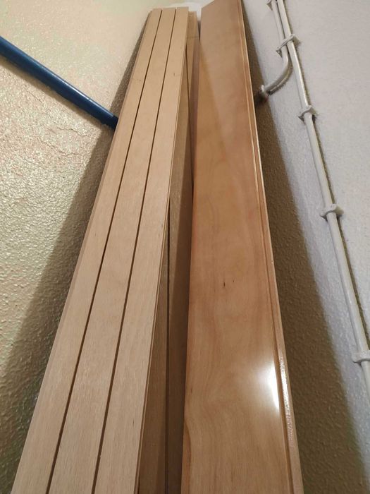 Tabuas novas de madeira com verniz