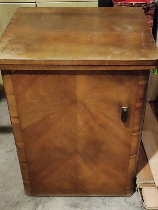 Stara maszyna do szycia w zabudowie