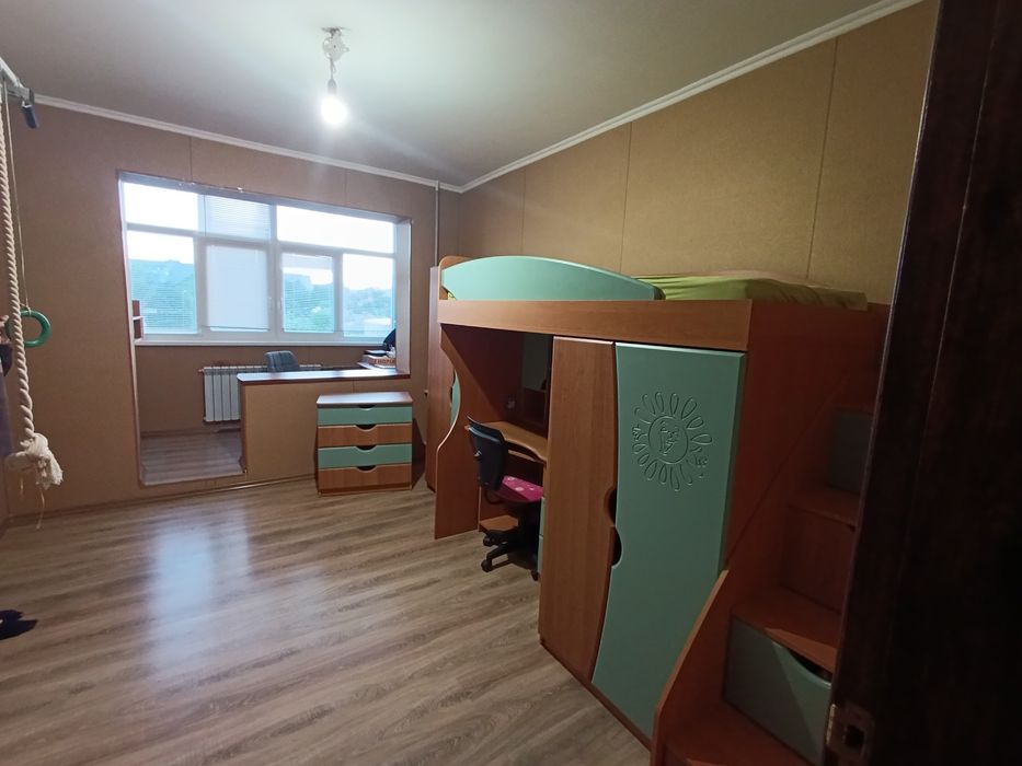 Кровать,шкаф,письмовий стіл