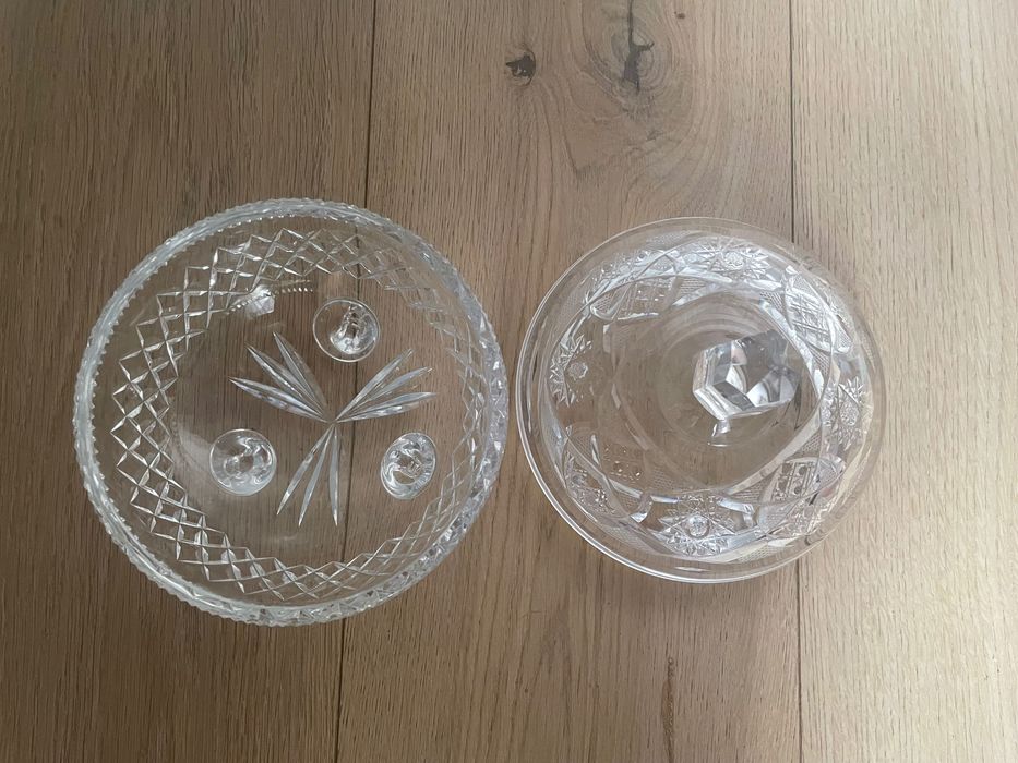 Kryształowe naczynie z pokrywką