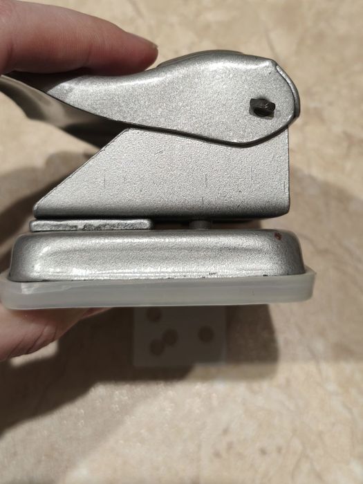 Безкоштовно віддам старий дирокол діркопробивач