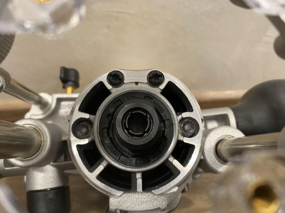 Фрезер DeWalt DCW604NT