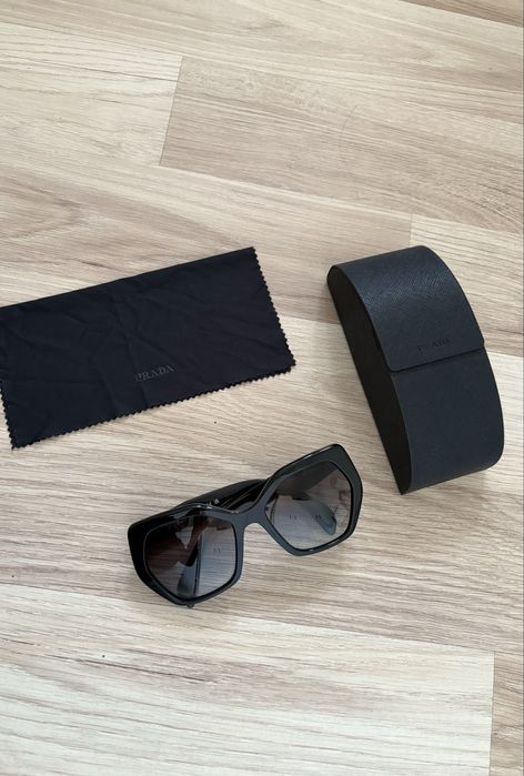 Okulary przeciwstoneczne Prada SPR 16R stan bardzo dobry