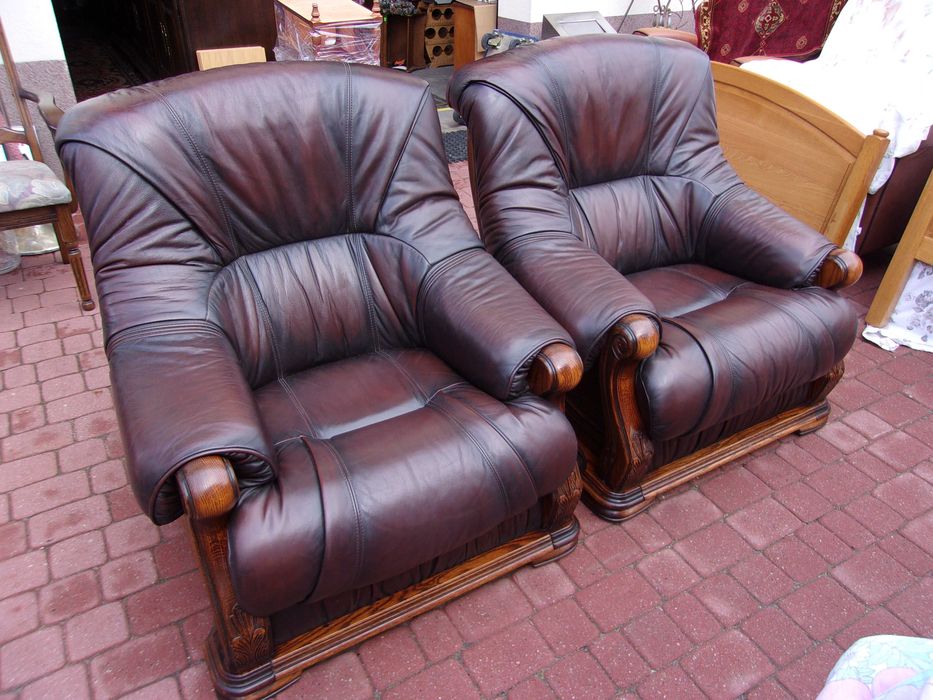 Dwa fotele skóra  stelażu dębowym.Ciemny brąz