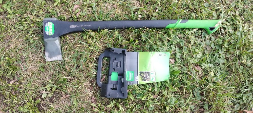 Wytrzymała siekiera do łupania drewna