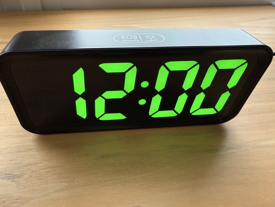 Єлектронний годинник на тумбу , часи/ термометр/ календарь/ будильник