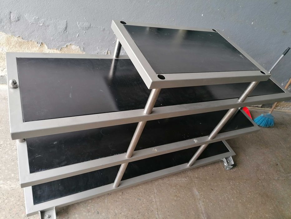 Móvel em aço inoxidável com algumas marcas de uso.