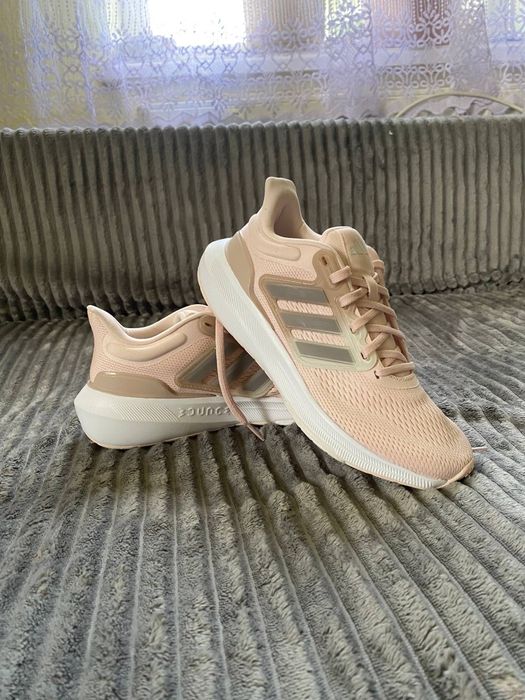 Кросівки-Adidas
Модель-спорт
Колір-розові 
Розмір-38 
Ціна-2500грн
За