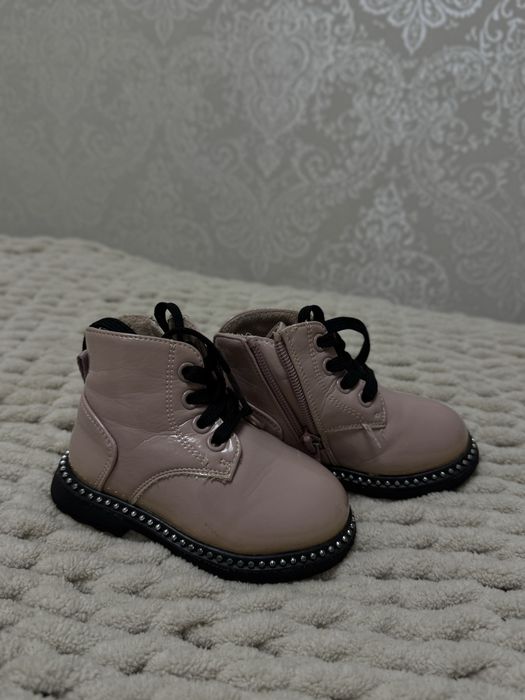 Кросівки на дівчику