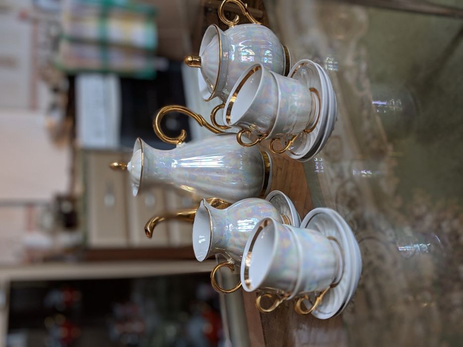 Кавовий сервіз біло-золотий