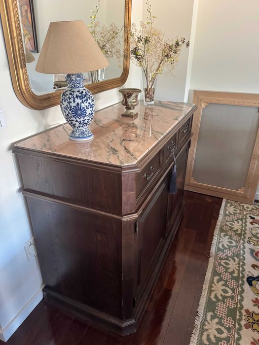 Aparador de madeira castanho