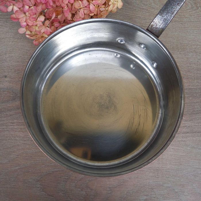 Duża miedziana głęboka patelnia poj. 2,5 litra - sygnowana