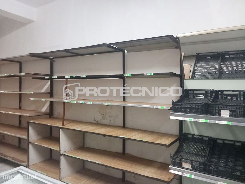 Office / Shop with Great Potential - Aradas