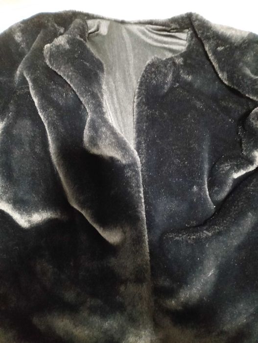 Casaco de inverno preto fofinho