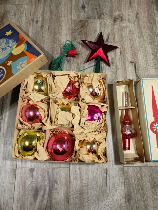 Новогодняя гирлянда ,шары ,верхушка.