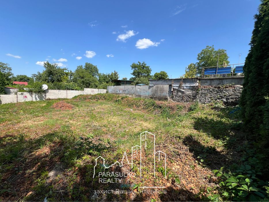 Продам чудову ділянку поруч з парком!