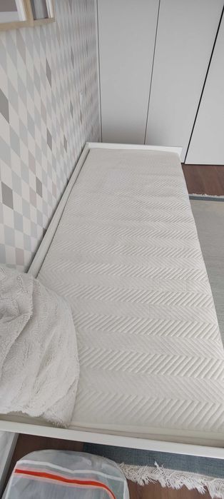 Cama branca extensível