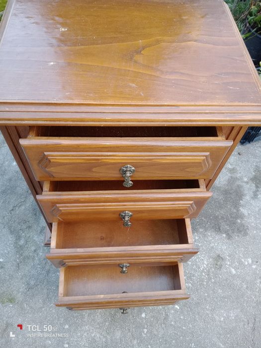 Mesinha de cabeceira muito antiga em bom estado.