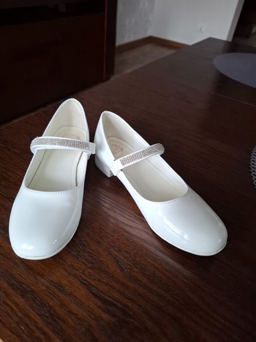 Białe baleriny, buty komunijne, dziewczęce