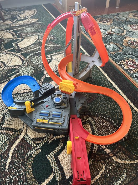 Трек Hot Wheels Запаморочливі віражі