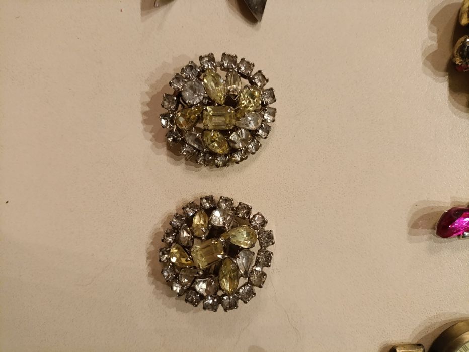 Біжутерія: буси, кольє, кліпси, браслет, брошки,