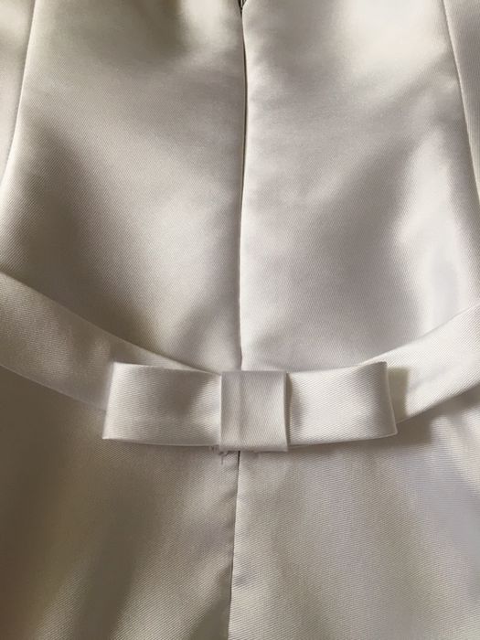 Elegancka suknia ślubna z pieknym pasem z kryształków 1 700