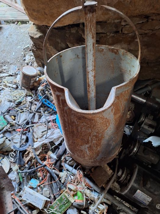 Balde antigo em bom estado