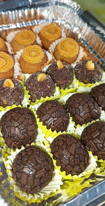 Bolo de aniversário, docinhos, salgados