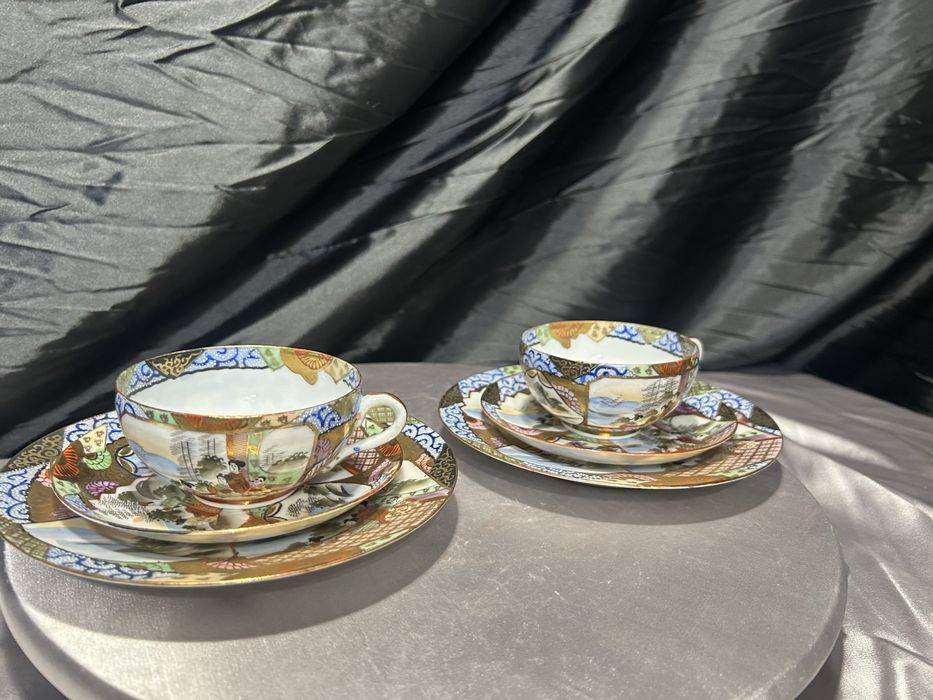 Zestaw dwóch filiżanek w japońskim stylu – bogato zdobiona porcelana
