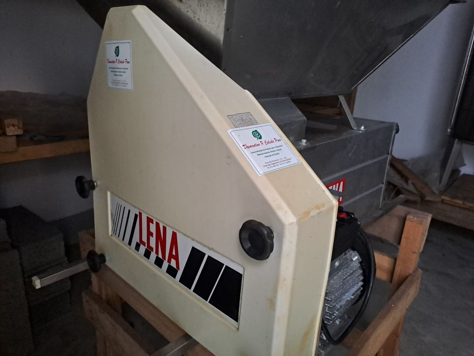 Esmagadora-Desengaçadora de Uvas Elétrica LENA (Inox) – Usada