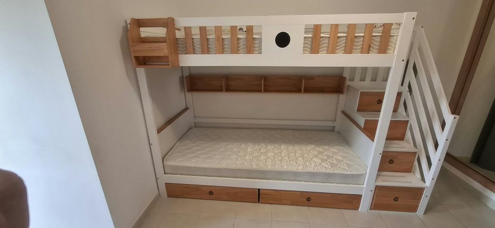 Beliche com escadas, 6 gavetas e 2 colchões — apenas 7 meses