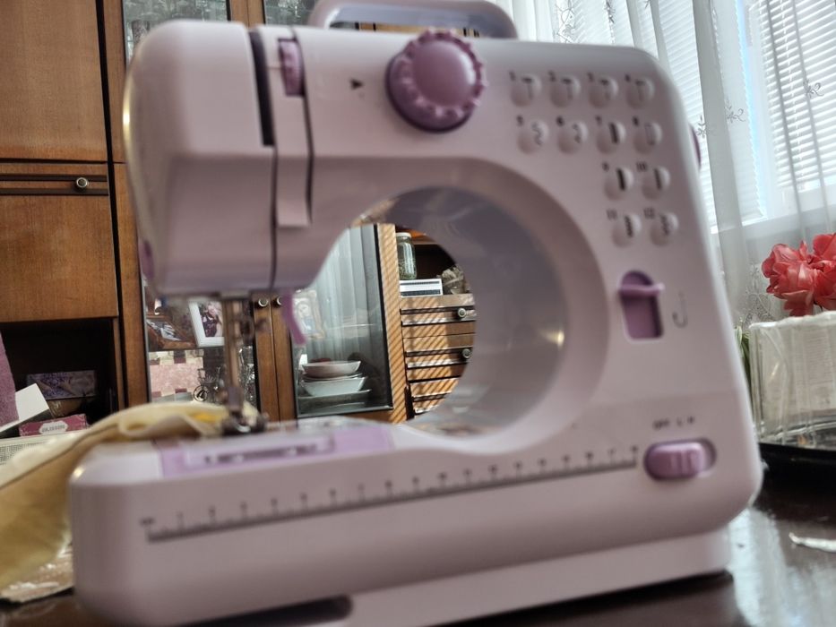 Продам електричну швейну машинку.