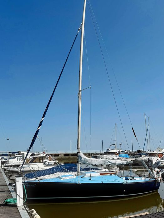 Veleiro J24 pronto a navegar