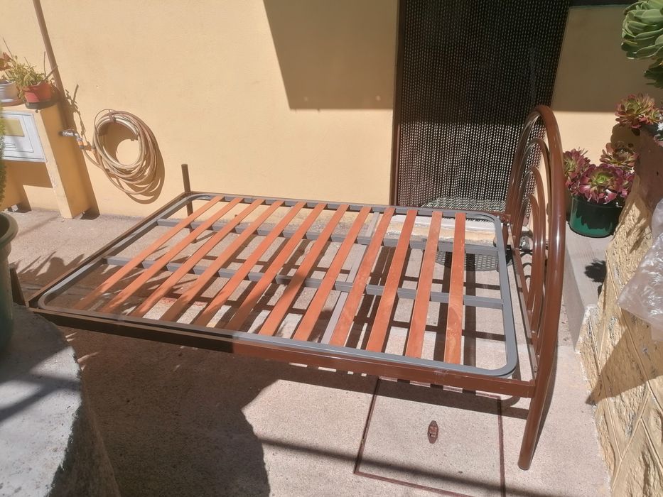 Cama de casal com estrado l 133x182