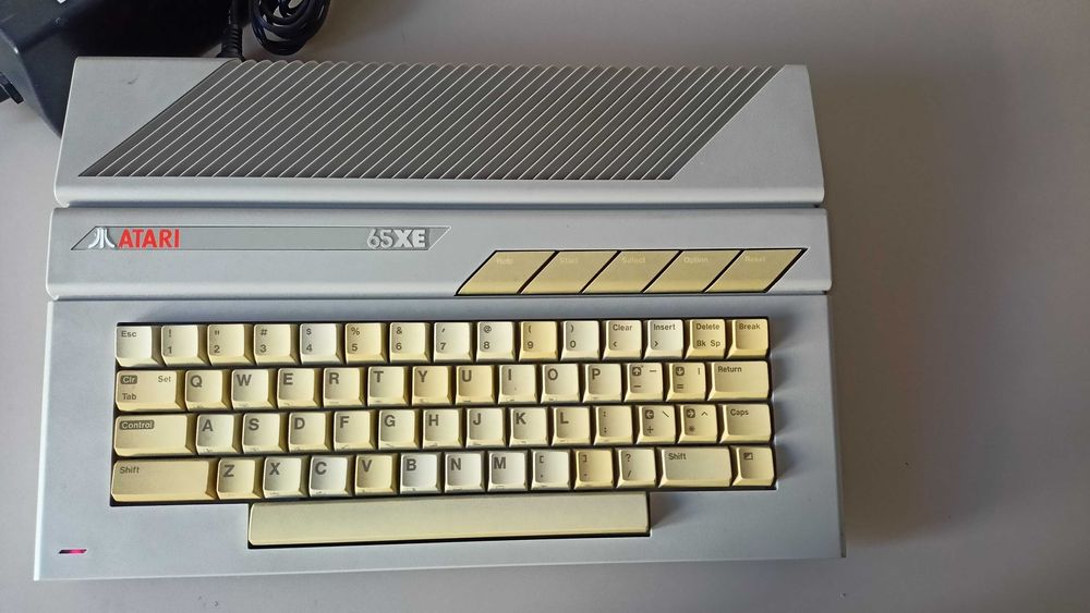 Komputer Atari 65XE z magnetofonem, zasilaczem i joystickiem